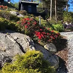 Nydelig Ved Sjoen Med Oppvarmet Basseng Vila Bergen